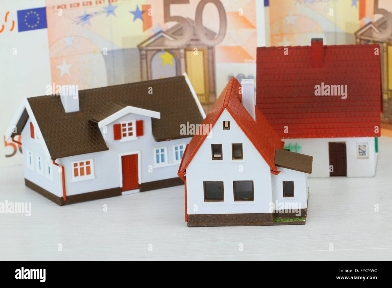 Modell Häuser mit Euro-Banknoten im Hintergrund Stockfoto