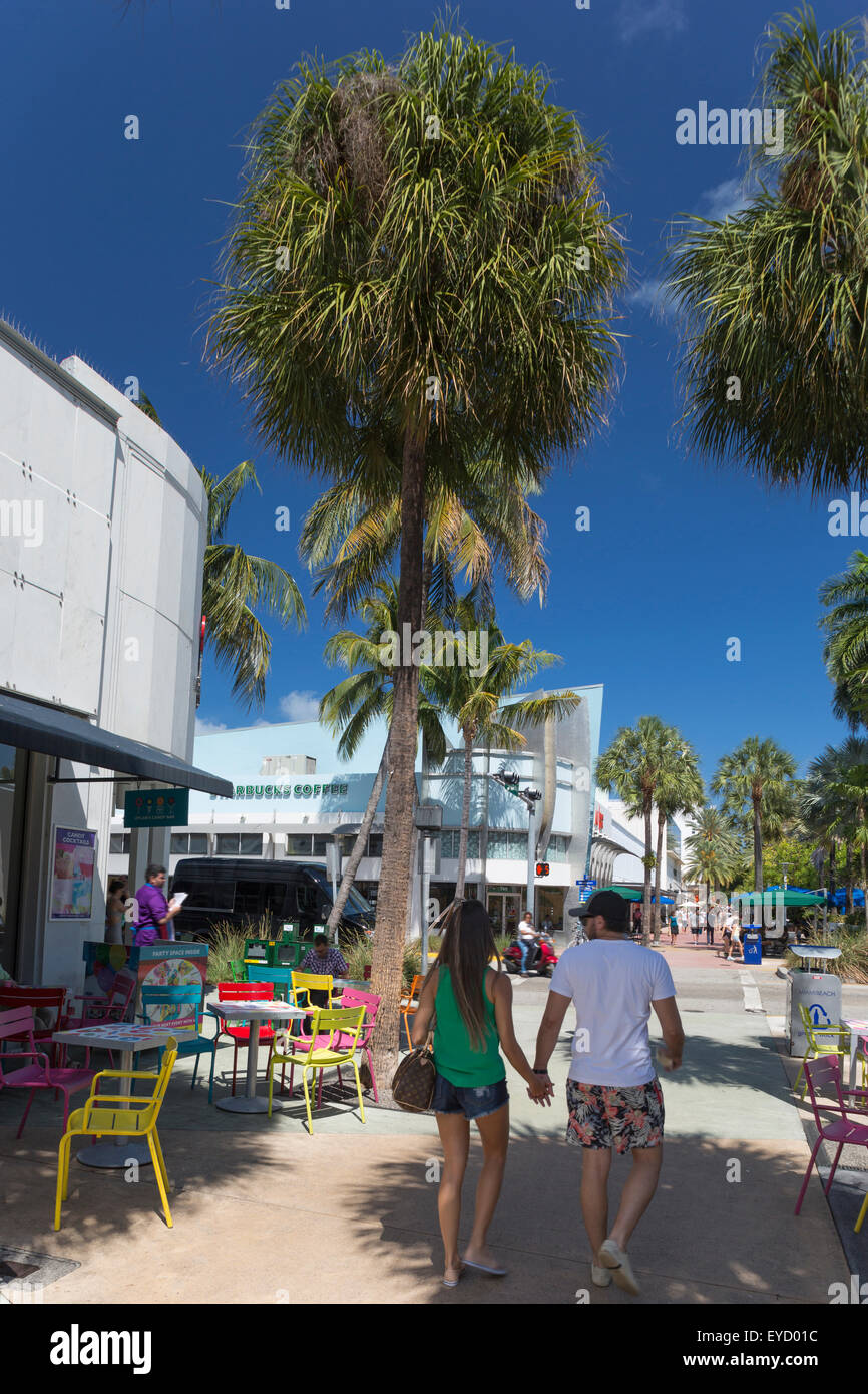 STRAßENCAFÉS GESCHÄFTE PALMEN GESÄUMTEN LINCOLN ROAD SHOPPING DISTRICT MIAMI FLORIDA USA Stockfoto