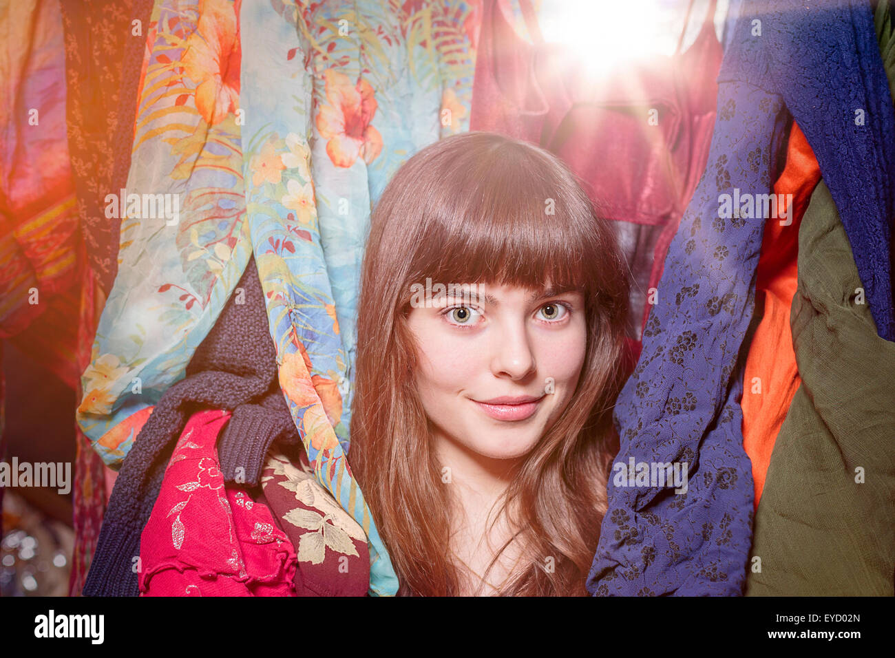 Porträt des schönen Mädchens und ihre Garderobe mit bokeh Stockfoto