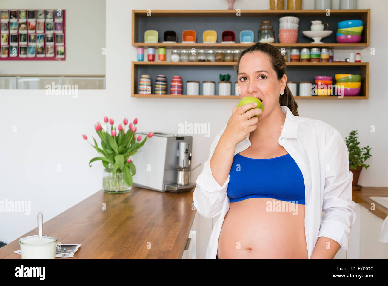 Schwangere Frau einen Apfel essen Stockfoto