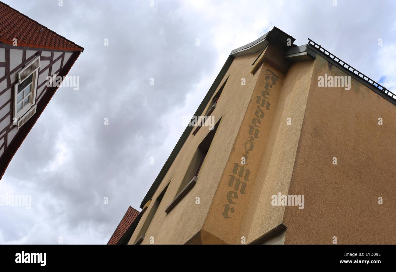 Mainstockheim, Deutschland. 27. Juli 2015. Der Begriff "Fremdenzimmer" (lit. Ausländer Zimmer) ist auf ein Asyl suchenden Unterkünfte in Mainstockheim, Deutschland, 27. Juli 2015 abgebildet. Das Haus wird geräumt folgenden Streitigkeiten mit den Bewohnern. Foto: KARL-JOSEF HILDENBRAND/Dpa/Alamy Live News Stockfoto