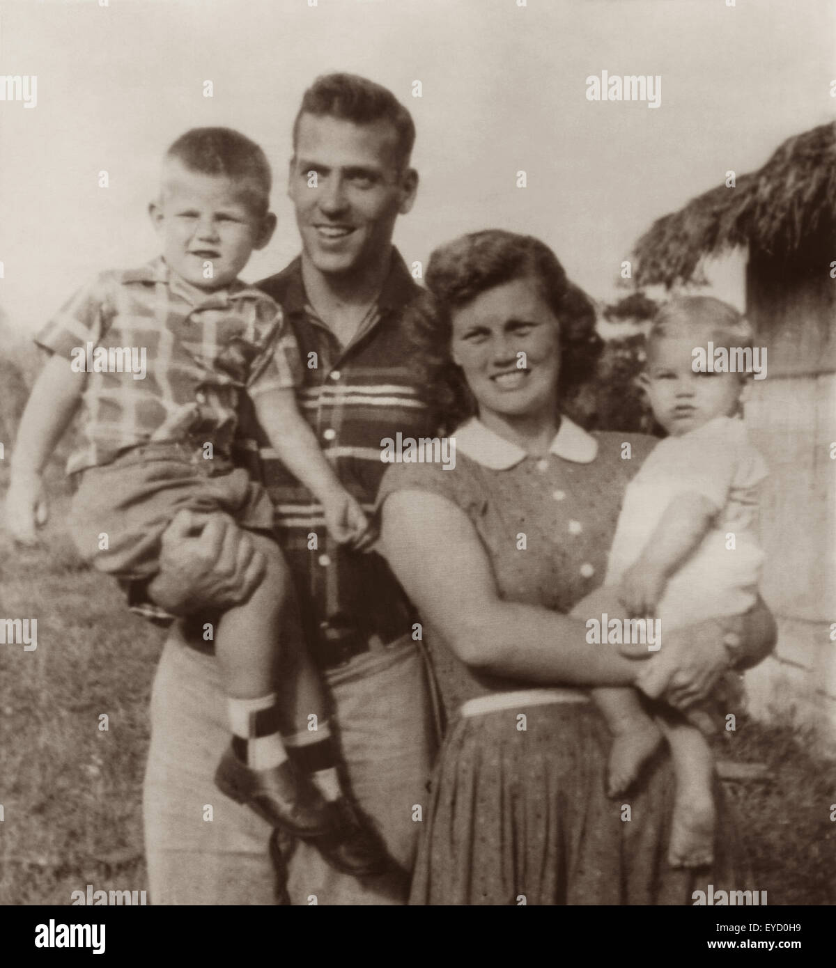 Ed McCully (im Bild mit Frau Merilou und Kinder) war einer der fünf Missionare angegriffen und zum Tod von Mitgliedern des Stammes Auca (Huaorani) im Dschungel von Ecuador am 8. Januar 1956 aufgespießt. Stockfoto