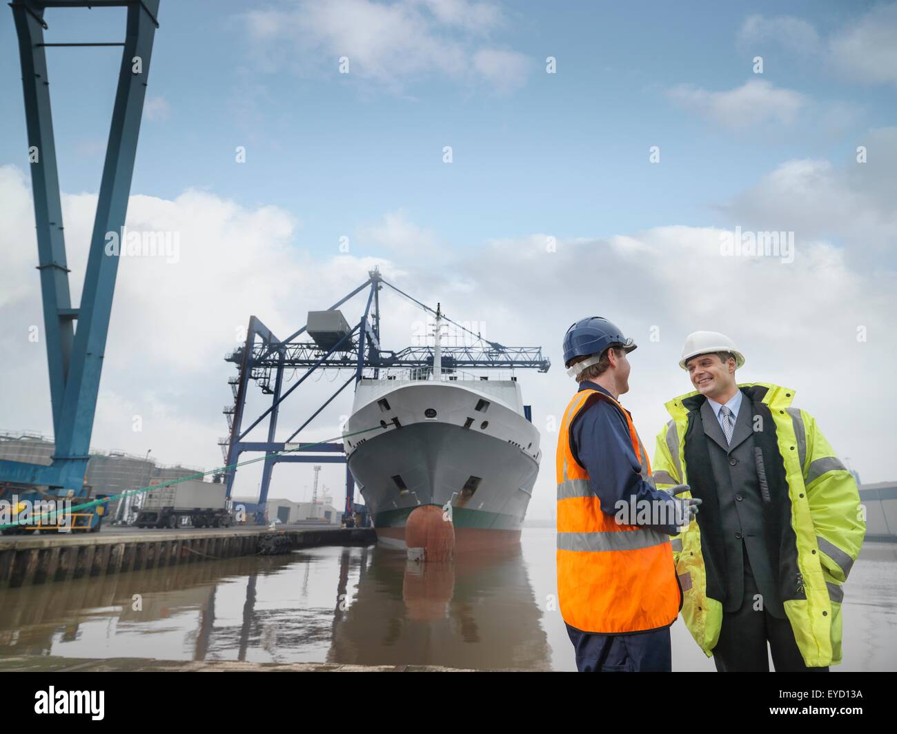 Geschäftsmann und Port Arbeiter mit Schiff Stockfoto