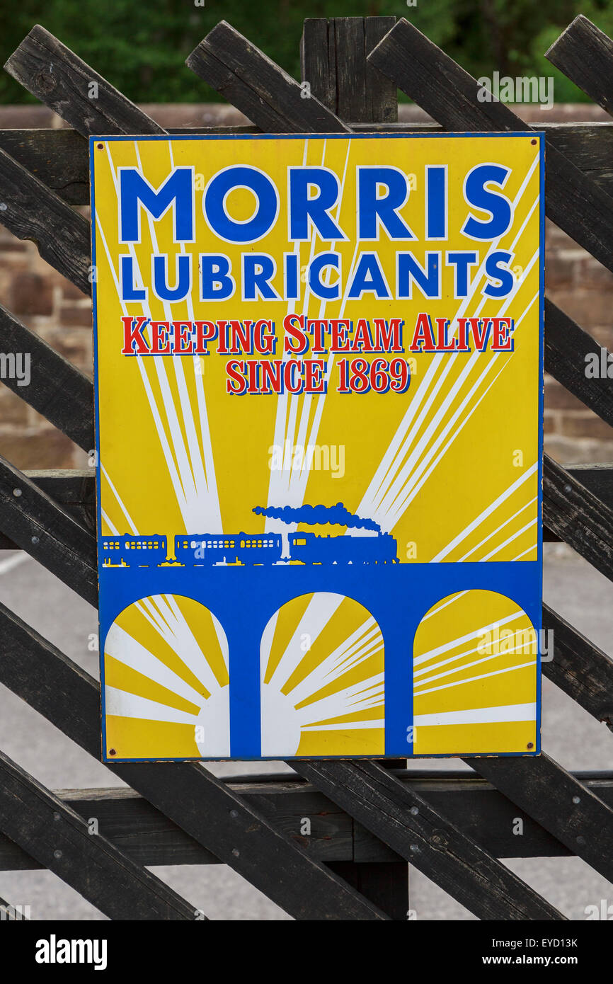 Altes Werbeschild für Morris Lubricants in Grosmont Station, auf der North Yorkshire Moors Railway Stockfoto