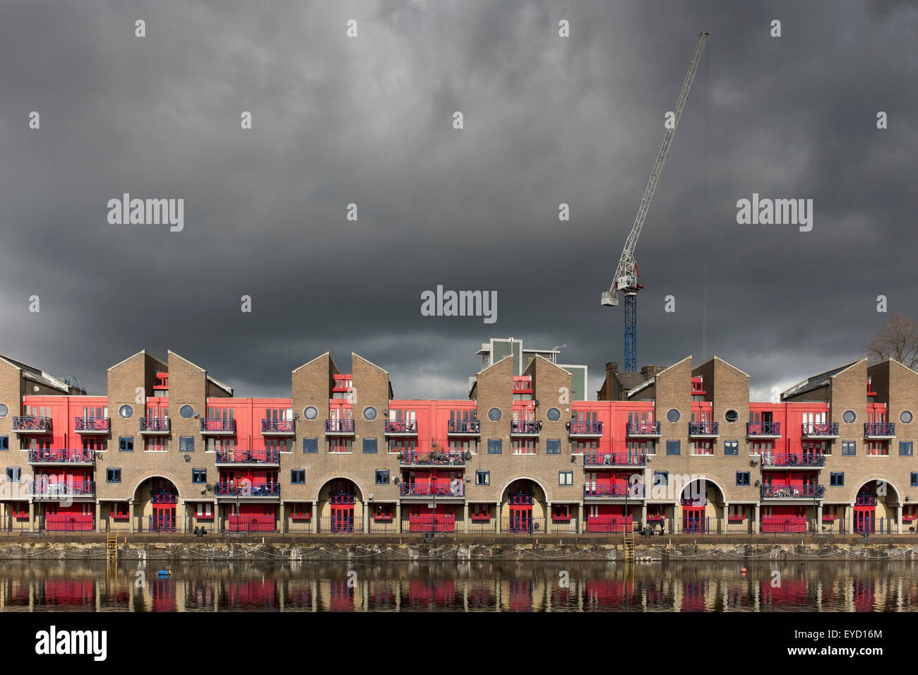 Wohnungen am Rande des Shadwell Basin, Wapping, London, UK Stockfoto