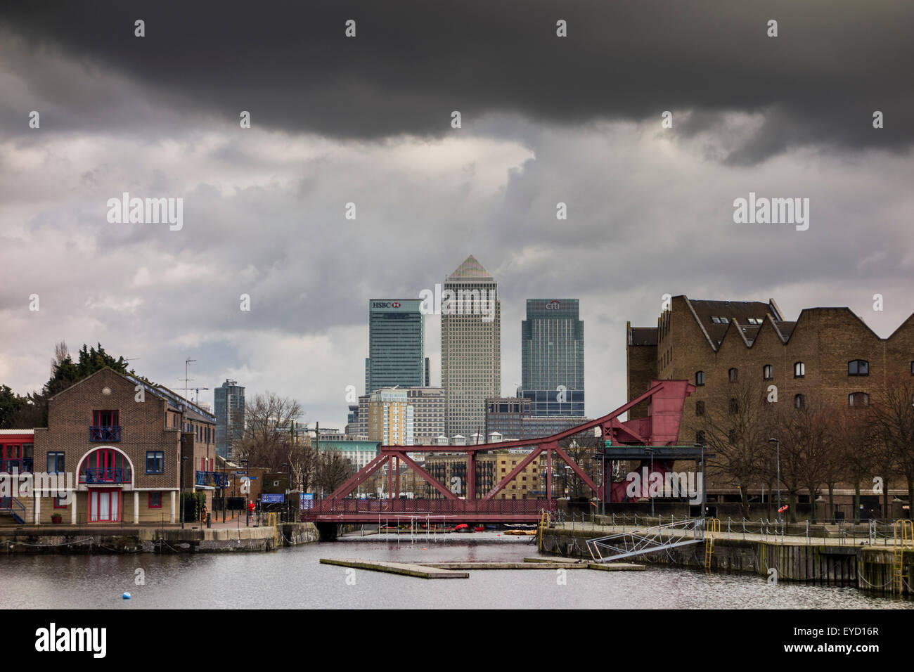 Die Skyline von London über Shadwell Basin in Docklands, Wapping, London, Großbritannien Stockfoto