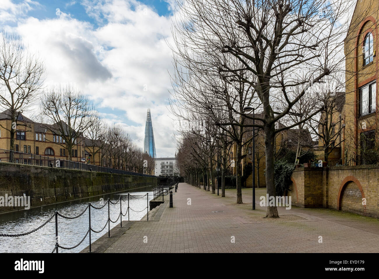 Revelopment Zier-Kanal in Wapping mit dem Shard Gebäude im Hintergrund, London, UK Stockfoto