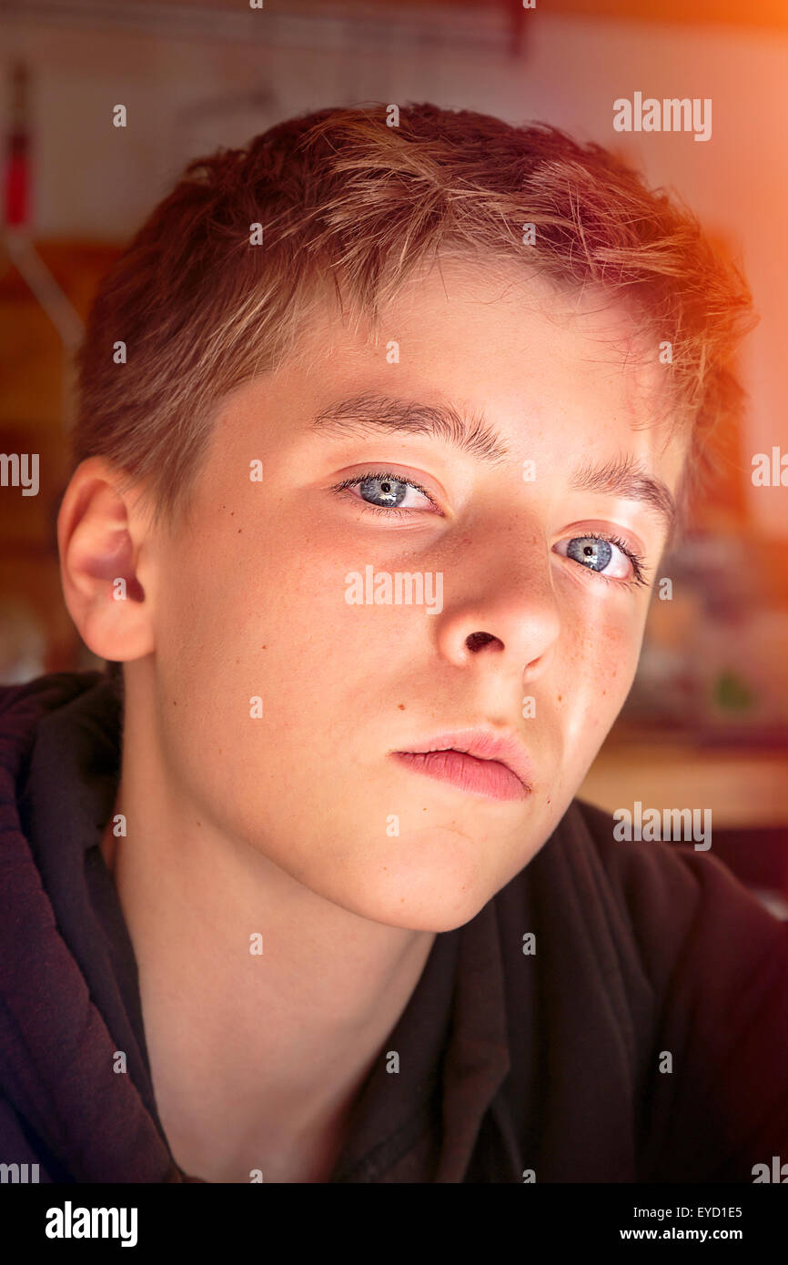 Porträt von einem Teenager mit Lichtleck Stockfoto