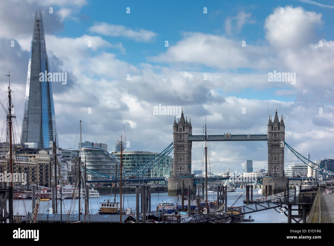 Blick auf den Shard und Tower Bridge von Riverside, London, UK Stockfoto