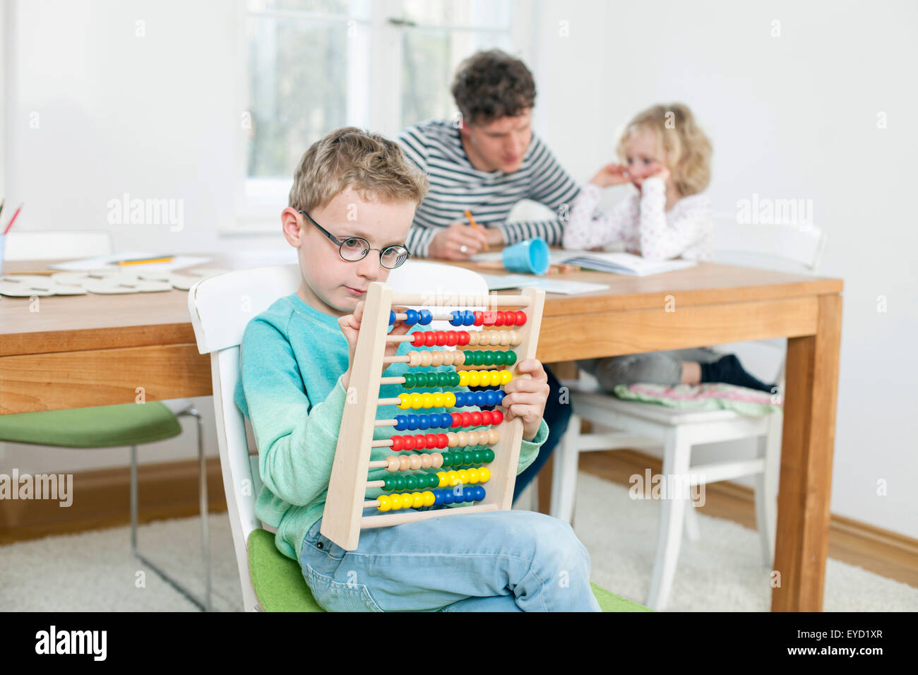 Vater und Kinder rechnen mit abacus Stockfoto