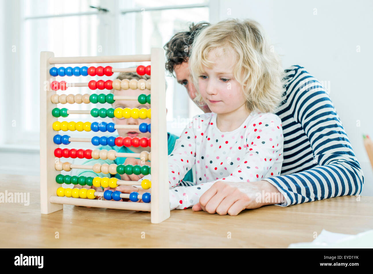 Vater und Kinder rechnen mit abacus Stockfoto