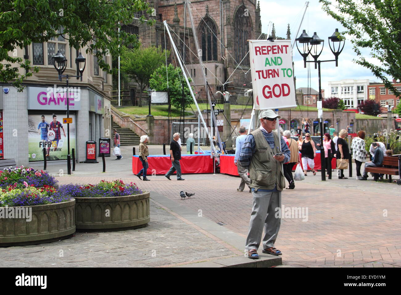 Ein Mann mit einer religiösen Bekanntmachung, die liest "Tut Buße und zu Gott" in Rotherham Stadtmitte - in der Nähe des Münsters, Yorkshire, Großbritannien Stockfoto