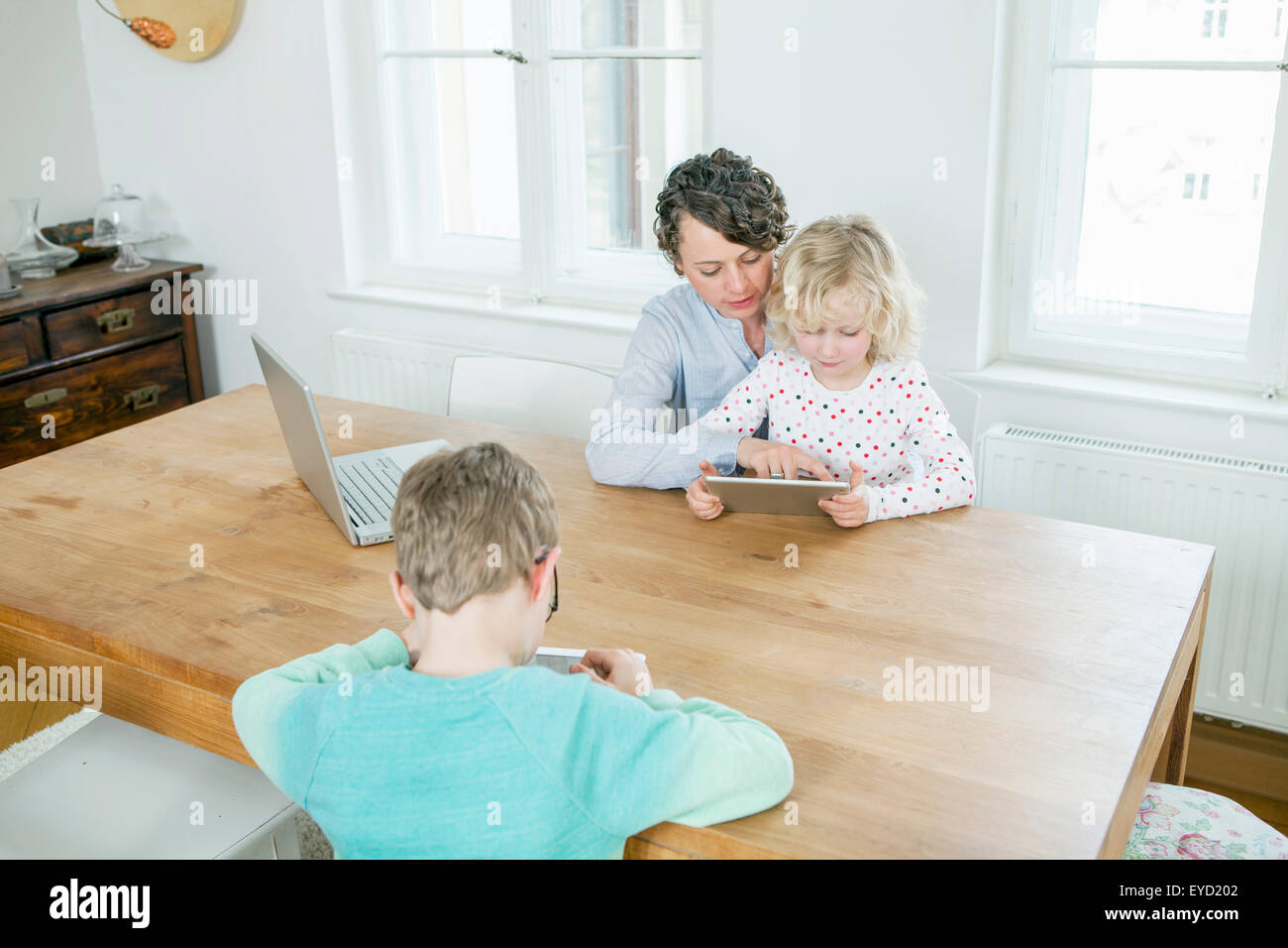 Mutter und Kinder spielen mit digital-Tablette Stockfoto