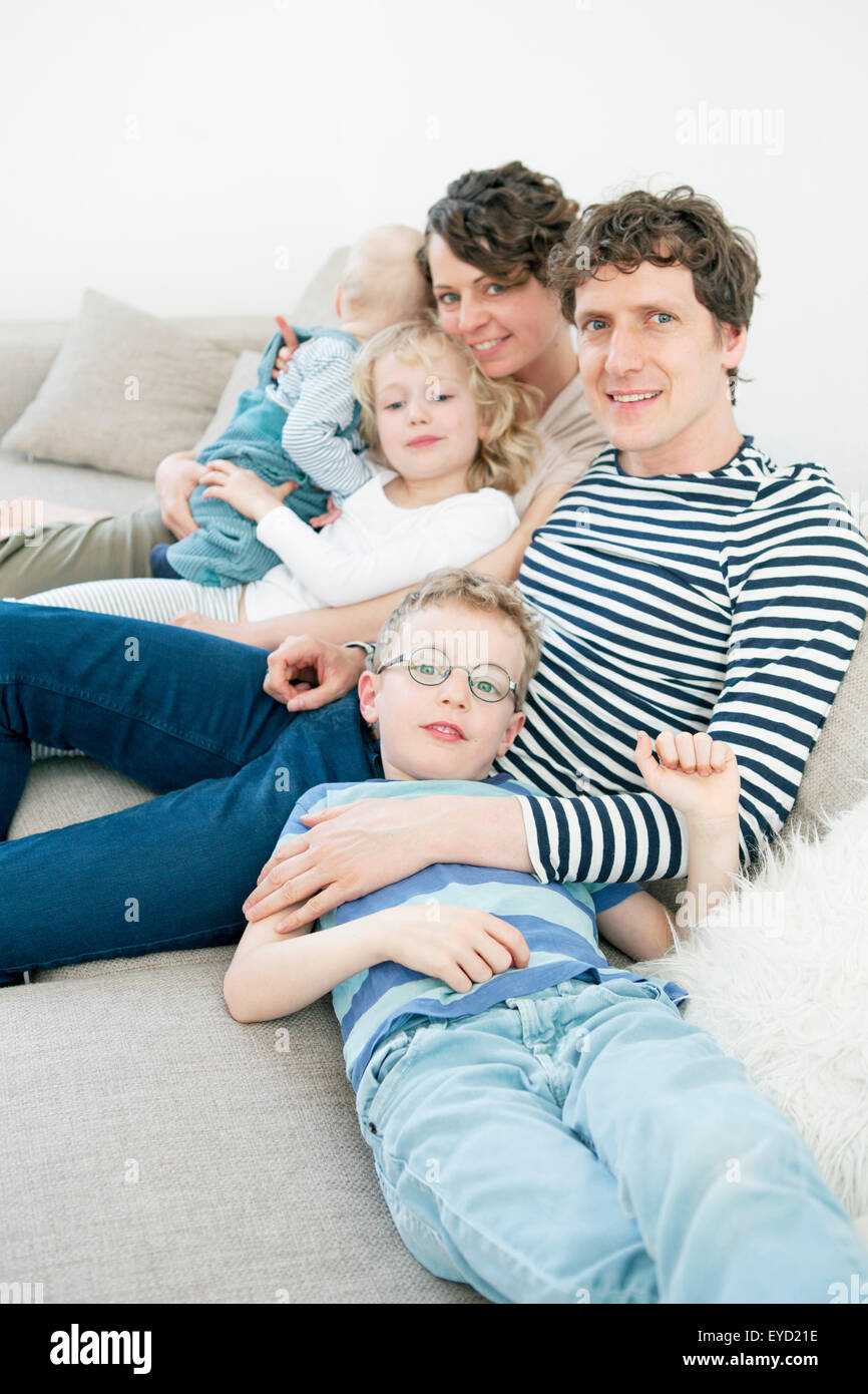 Porträt der glückliche Familie mit drei Kindern Stockfoto