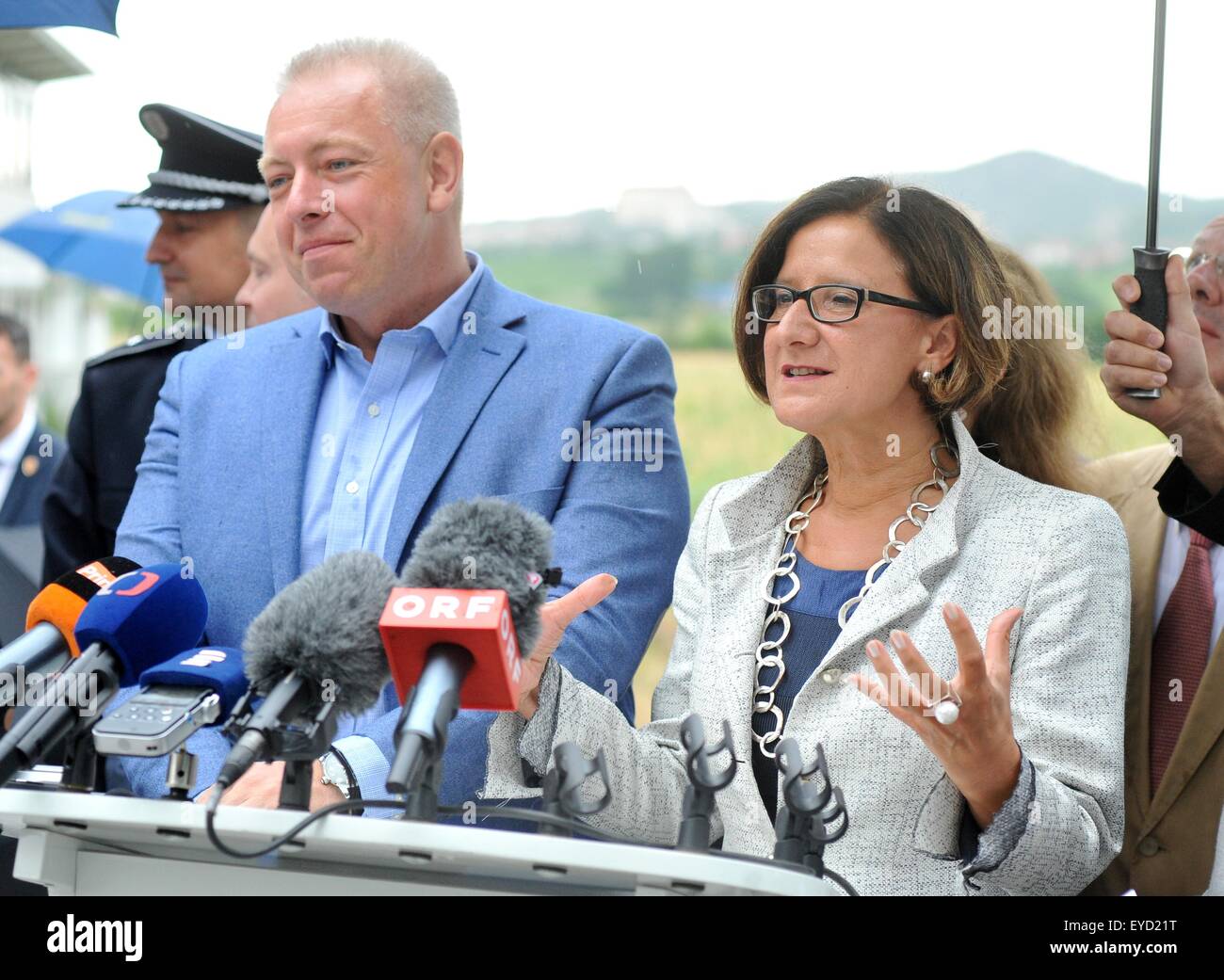 Mikulov, Tschechien. 27. Juli 2015. Österreichischen und tschechischen Innenminister Johanna Mikl-Leitner (rechts) und Milan Chovanec sprechen bei einer Pressekonferenz nach ihren Gesprächen über polizeiliche Zusammenarbeit, Sicherheit und Migrationsangelegenheiten in Mikulov, Tschechien, 27. Juli 2015. © Igor Zehl/CTK Foto/Alamy Live-Nachrichten Stockfoto