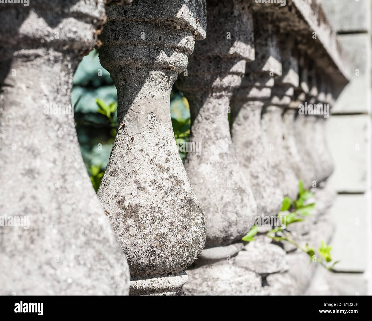 Reihe von Beton Baluster und raue Oberfläche Stockfoto