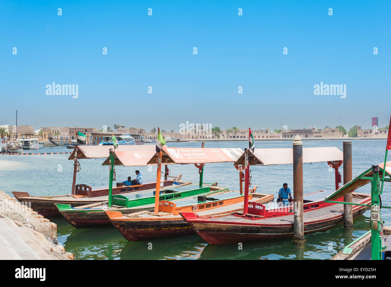 Dubai, Vereinigte Arabische Emirate - 9. Juni 2015: verfügt über Boote für den Transport von Personen auf dem Fluss Creek in Dubai Stockfoto