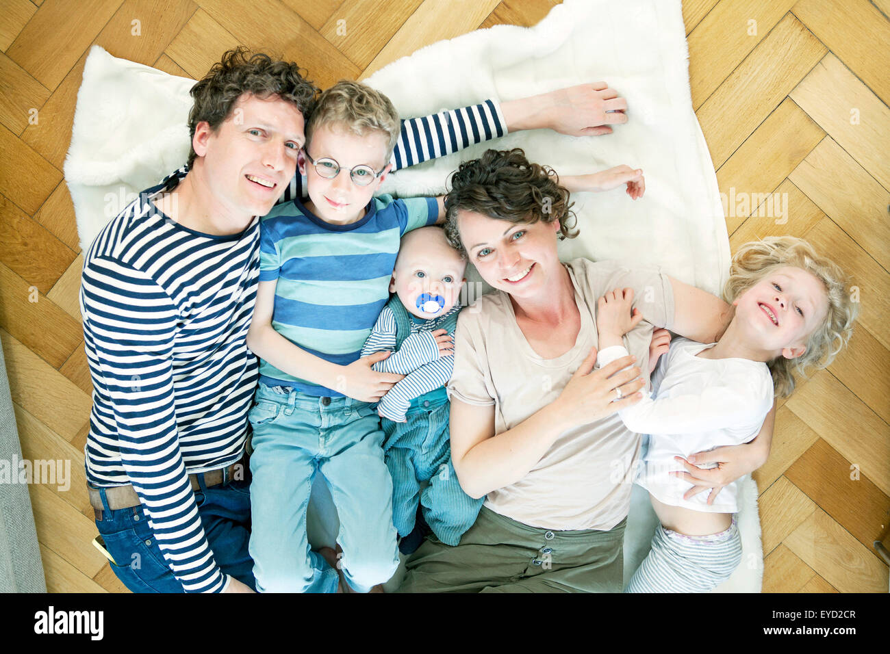 Porträt der glückliche Familie mit drei Kindern Stockfoto