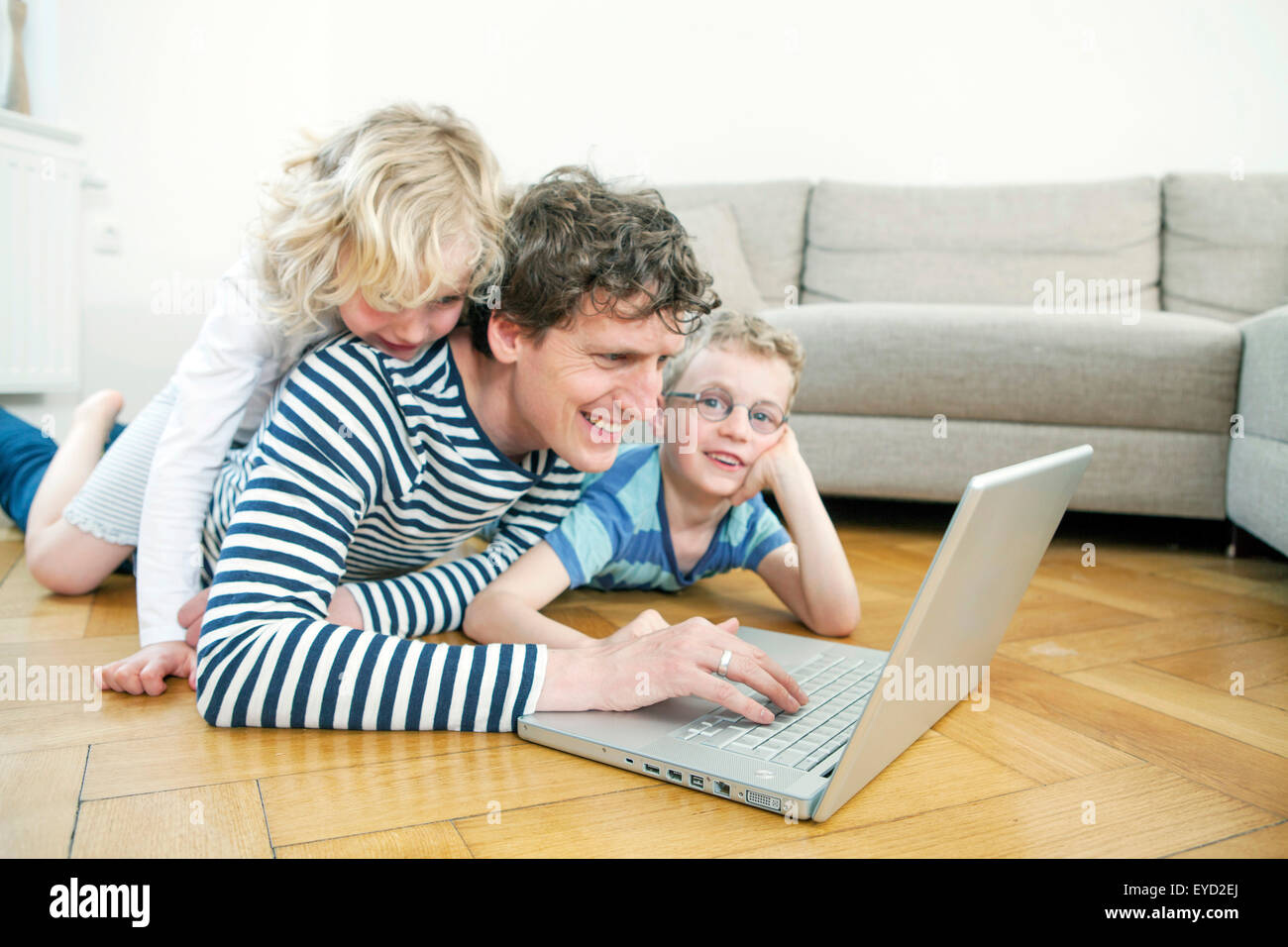 Vater und die Kinder spielen mit notebook Stockfoto