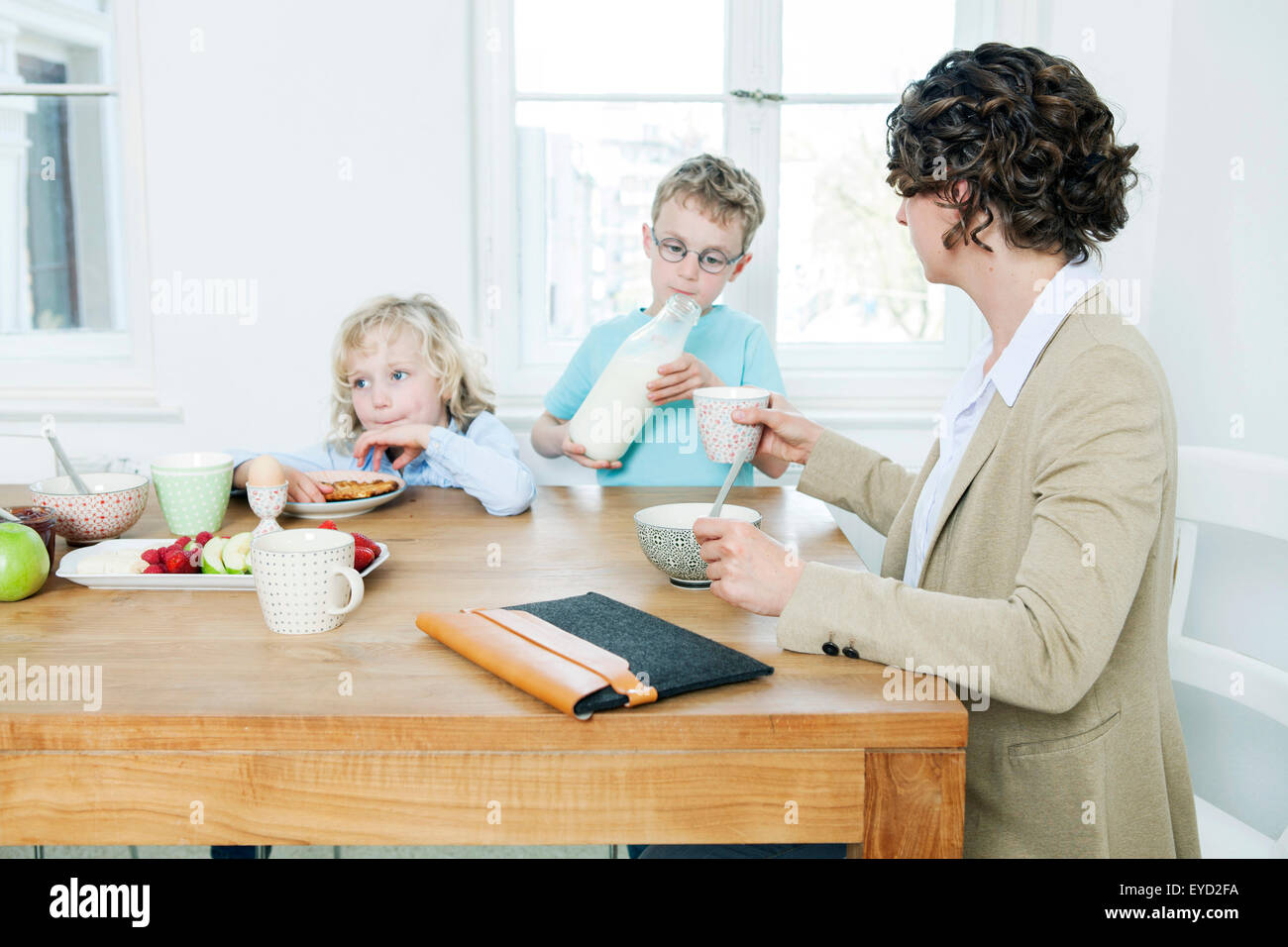 Mutter und zwei Kinder frühstücken Stockfoto