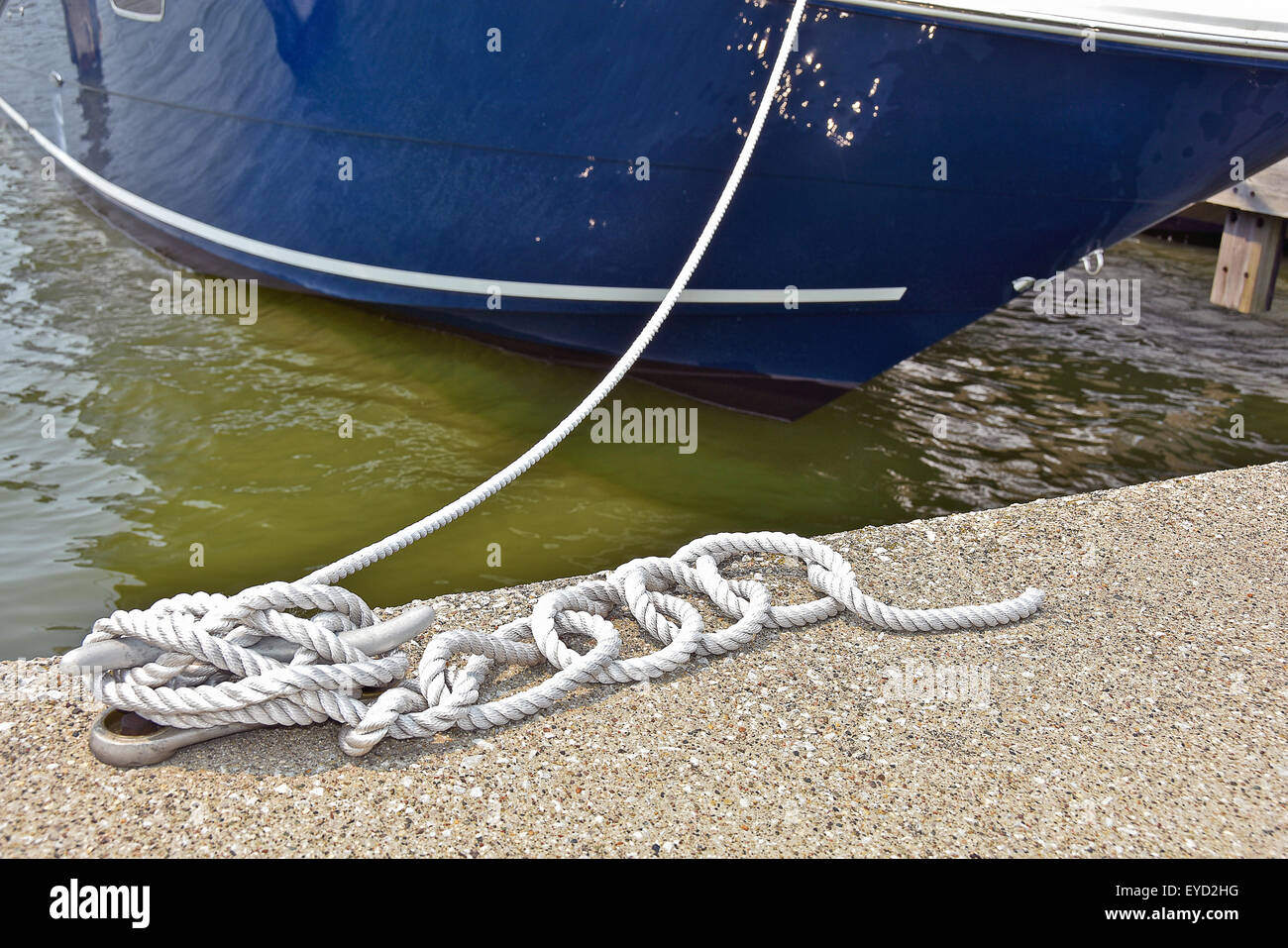 Nautische Seil gebunden an ein Boot-Klampe auf einem Dock eine Boot im Yachthafen Slip zu sichern. Stockfoto