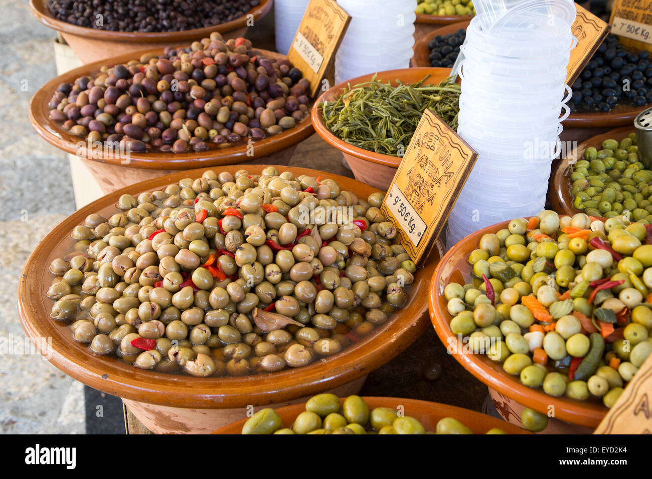 Oliven im Verkauf bei Pollensa Altstadt Markt auf der Insel Mallorca, Spanien Stockfoto