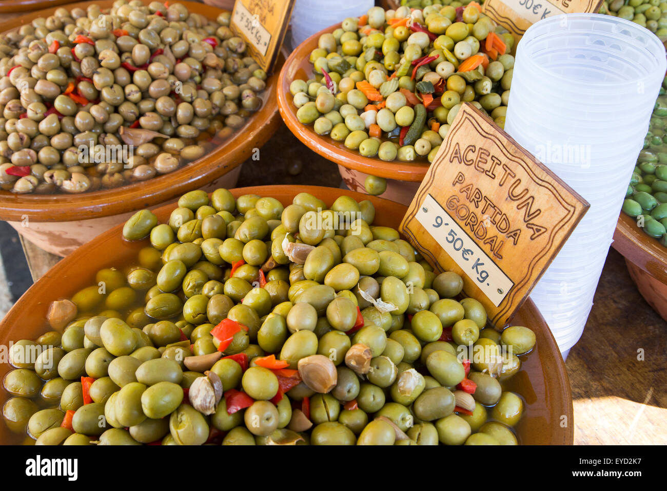 Oliven im Verkauf bei Pollensa Altstadt Markt auf der Insel Mallorca, Spanien Stockfoto
