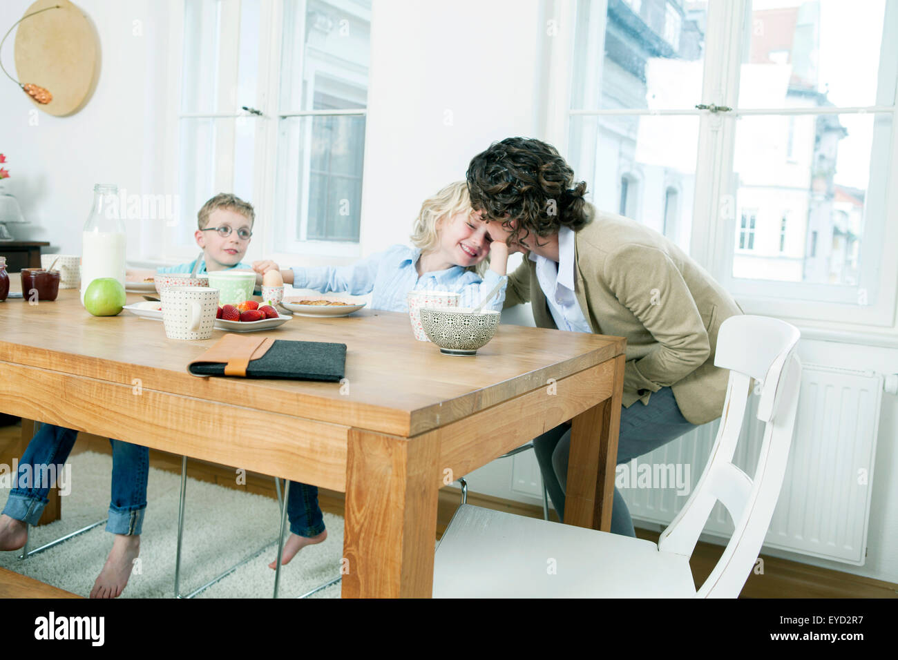 Mutter und Kinder frühstücken Stockfoto