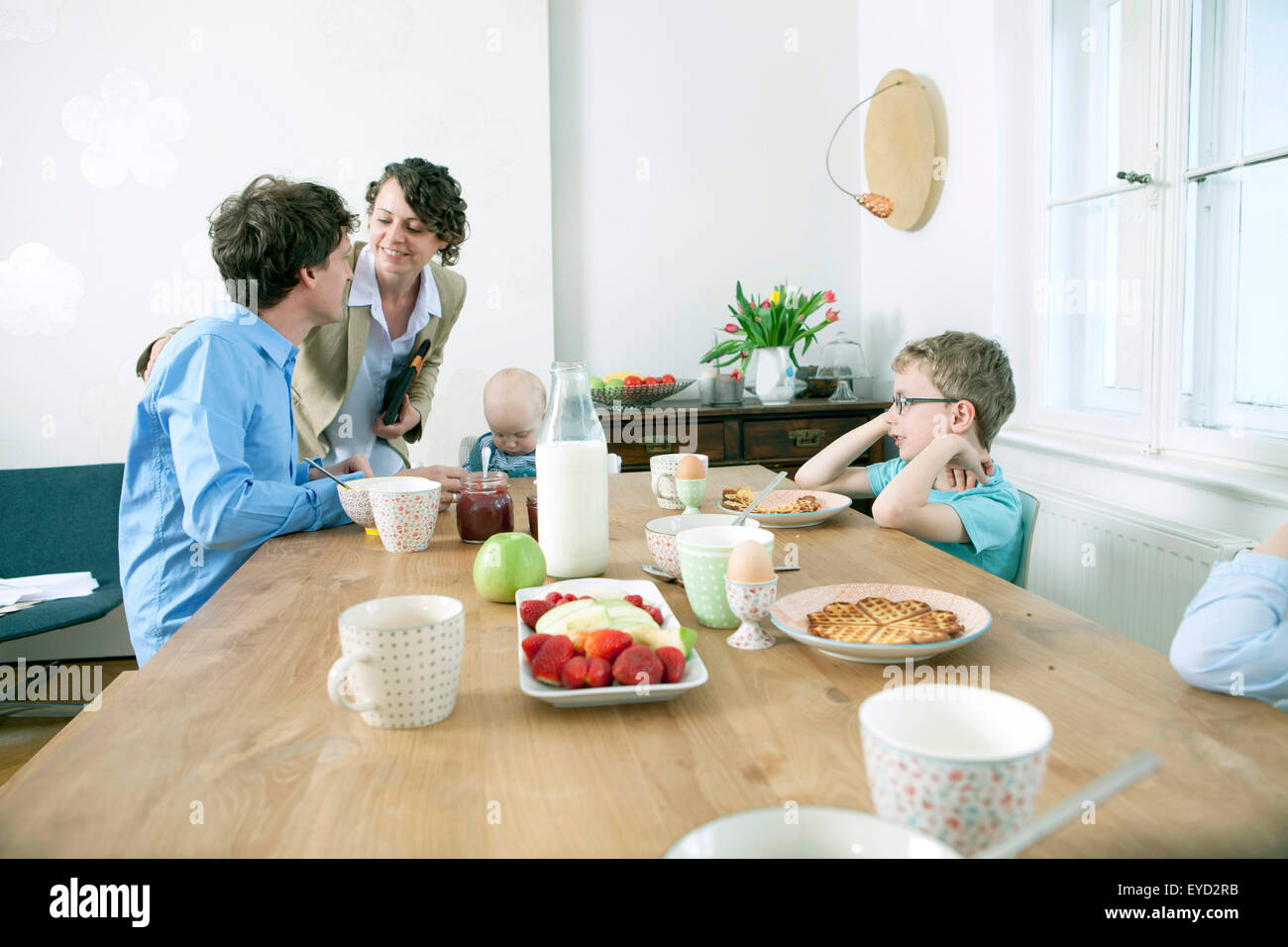 Familie mit drei Kindern frühstücken Stockfoto