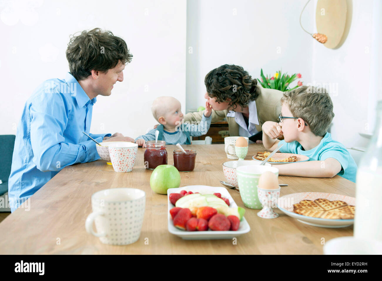 Familie mit drei Kindern frühstücken Stockfoto