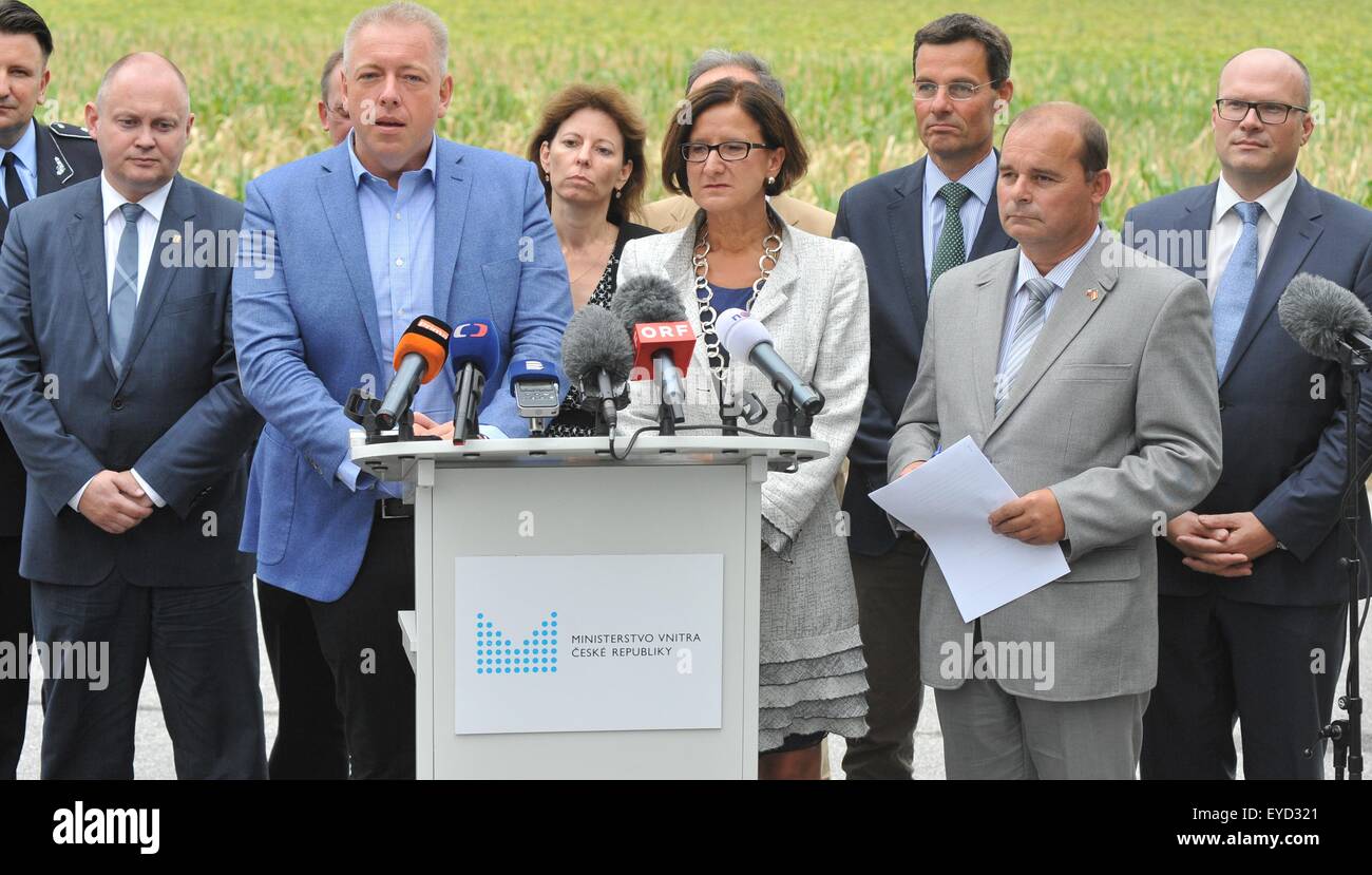 Österreichischen und tschechischen Innenminister haben Johanna Mikl-Leitner (vierter von rechts) und Milan Chovanec (zweiter von links) während einer Pressekonferenz nach ihrer Gespräche über die polizeiliche Zusammenarbeit, Sicherheit und Migration Angelegenheiten in Mikulov, Tschechien, 27. Juli 2015 zu sprechen. (CTK Foto/Igor Zehl) Stockfoto