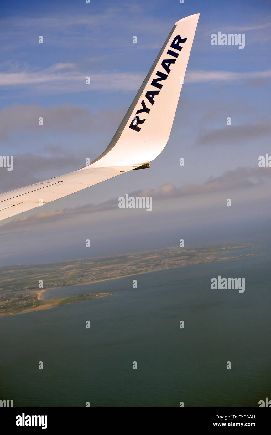 Die Flügelspitze eines Ryan Air Flugzeug fliegen über die irische See. Stockfoto
