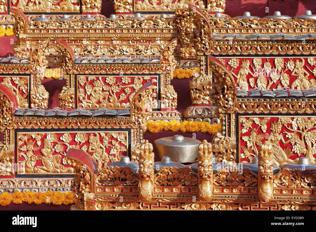 Traditionelle balinesische Orchester Gamelan - Metallophone, Messing Gongs und andere Percussion Instrumente. Stockfoto