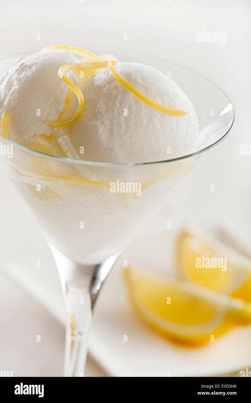 Frische Zitrone-Eis im Glas serviert. Stockfoto