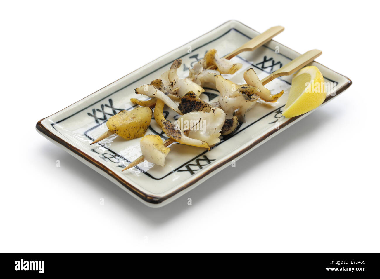 Gegrillte aufgespießt Wellhornschnecken, japanisches Essen isoliert auf weißem Hintergrund Stockfoto