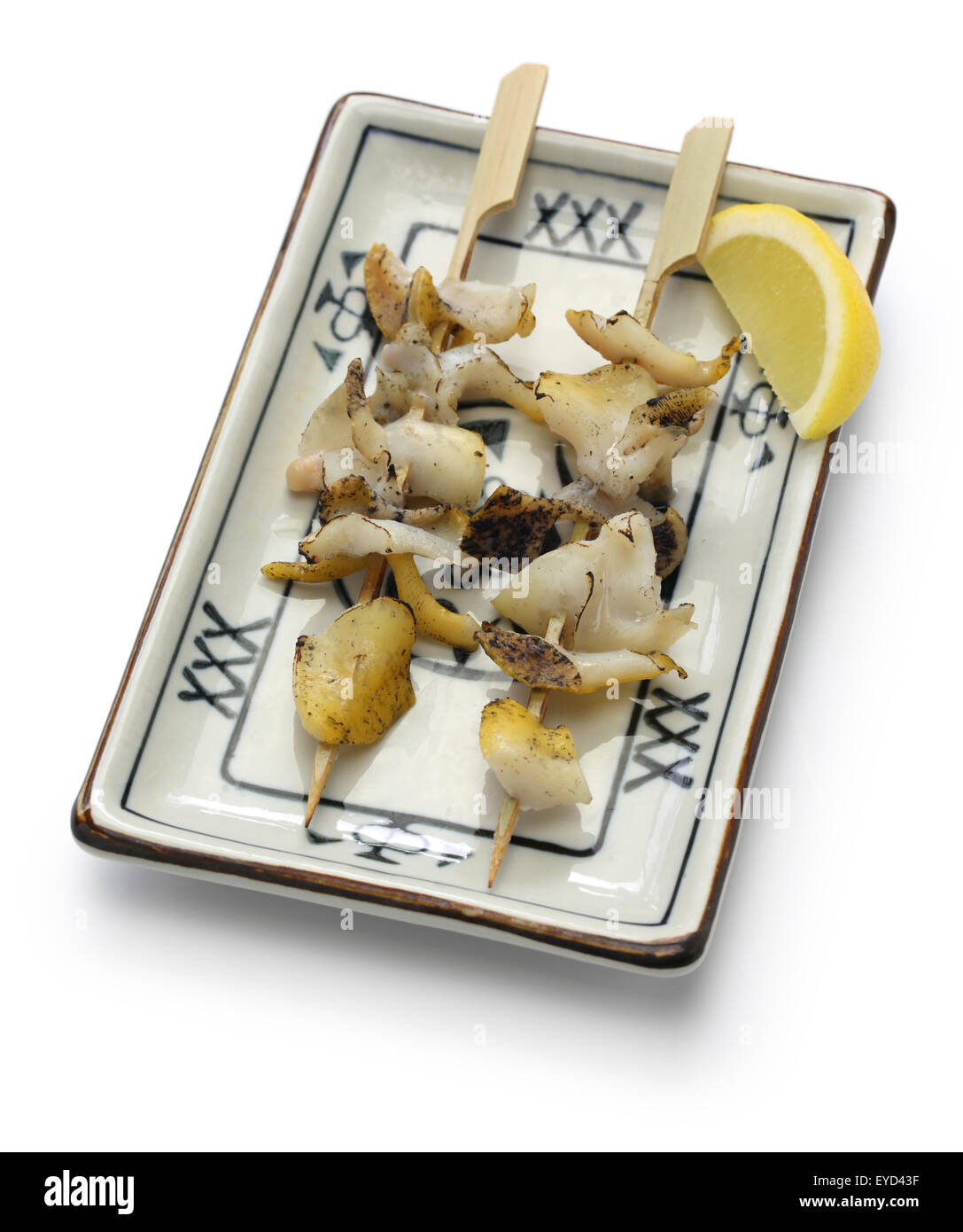 Gegrillte aufgespießt Wellhornschnecken, japanisches Essen isoliert auf weißem Hintergrund Stockfoto