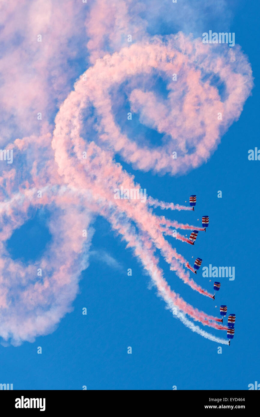Die Royal Air Force Falcons Fallschirm Display Team in Aktion Stockfoto