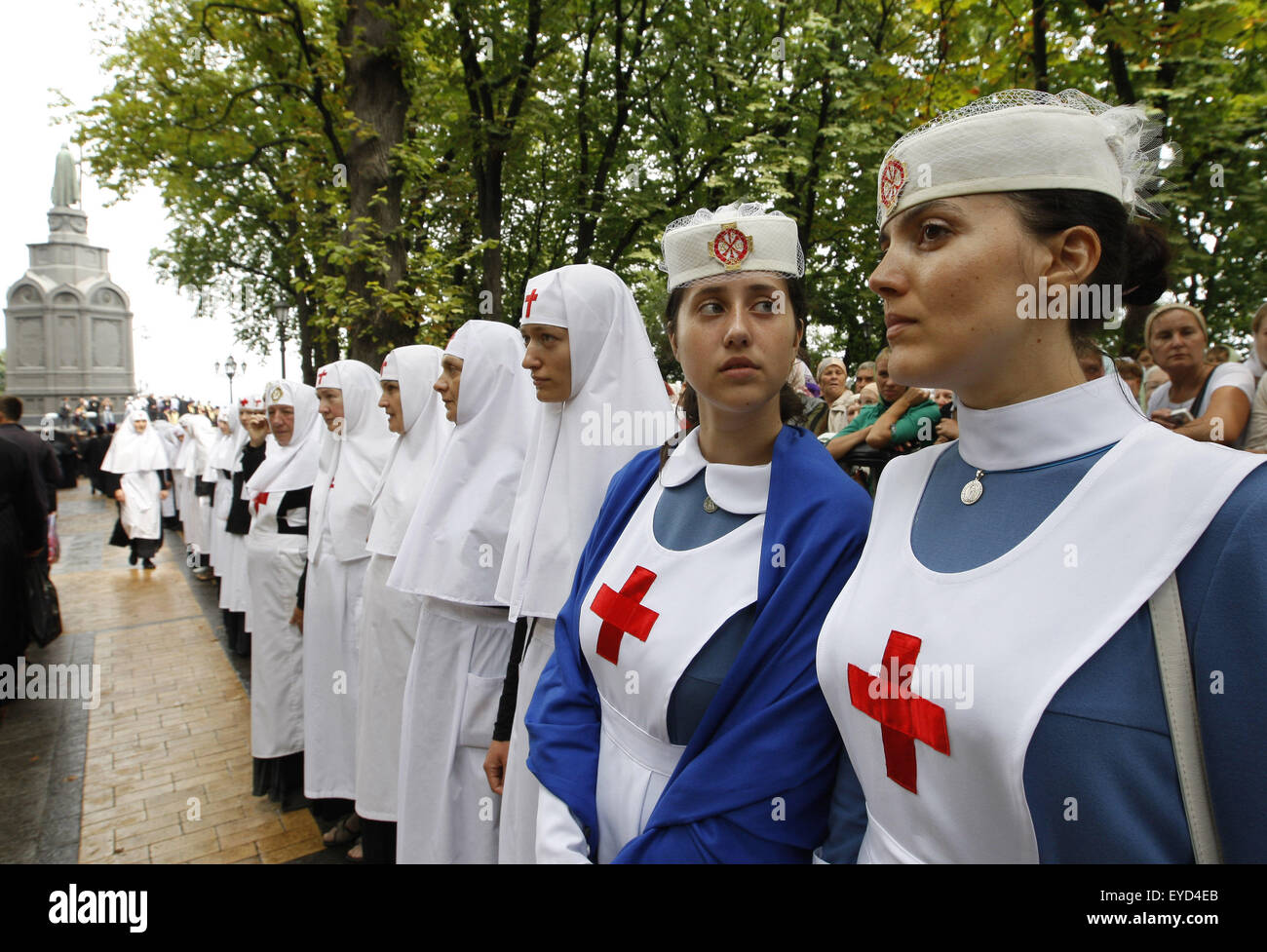 Kiew, Ukraine. 27. Juli 2015. Nonnen warten ein Gebetsgottesdienst zum 1000. Jahrestag der Ruhe von Wladimir der große St. Vladimirs Hill in Kiew, Ukraine, 27. Juli 2015. Großfürst von Kiew, Wladimir der große, auch bekannt als St. Vladimir, Vladimir der Täufer Rus und Vladimir die rote Sonne, war der erste christliche Herrscher in der Kievan Rus, die die Region christianisiert. Orthodoxe Gläubigen jährt die 1027th der Kiewer Rus Christianisierung am 28. Juli sich. © Serg Glovny/ZUMA Draht/Alamy Live-Nachrichten Stockfoto