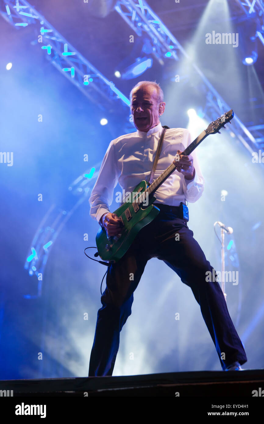 Francis Rossi, der legendären Rockband, Status Quo, unterhält eine ausverkauftem bei der Silverstone Classic 2015. Stockfoto