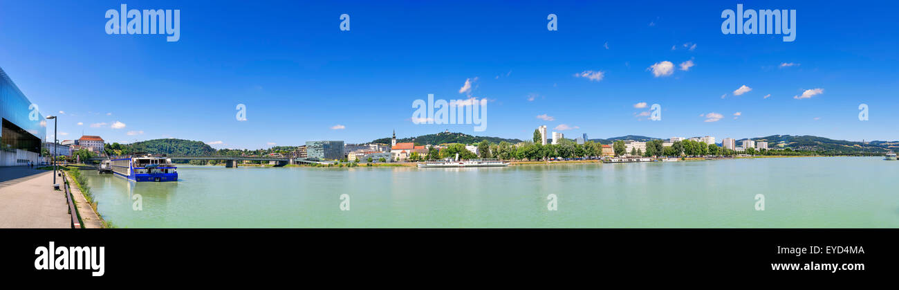 Panorama von Linz mit der Donau in Österreich mit freiem Speicherplatz Stockfoto