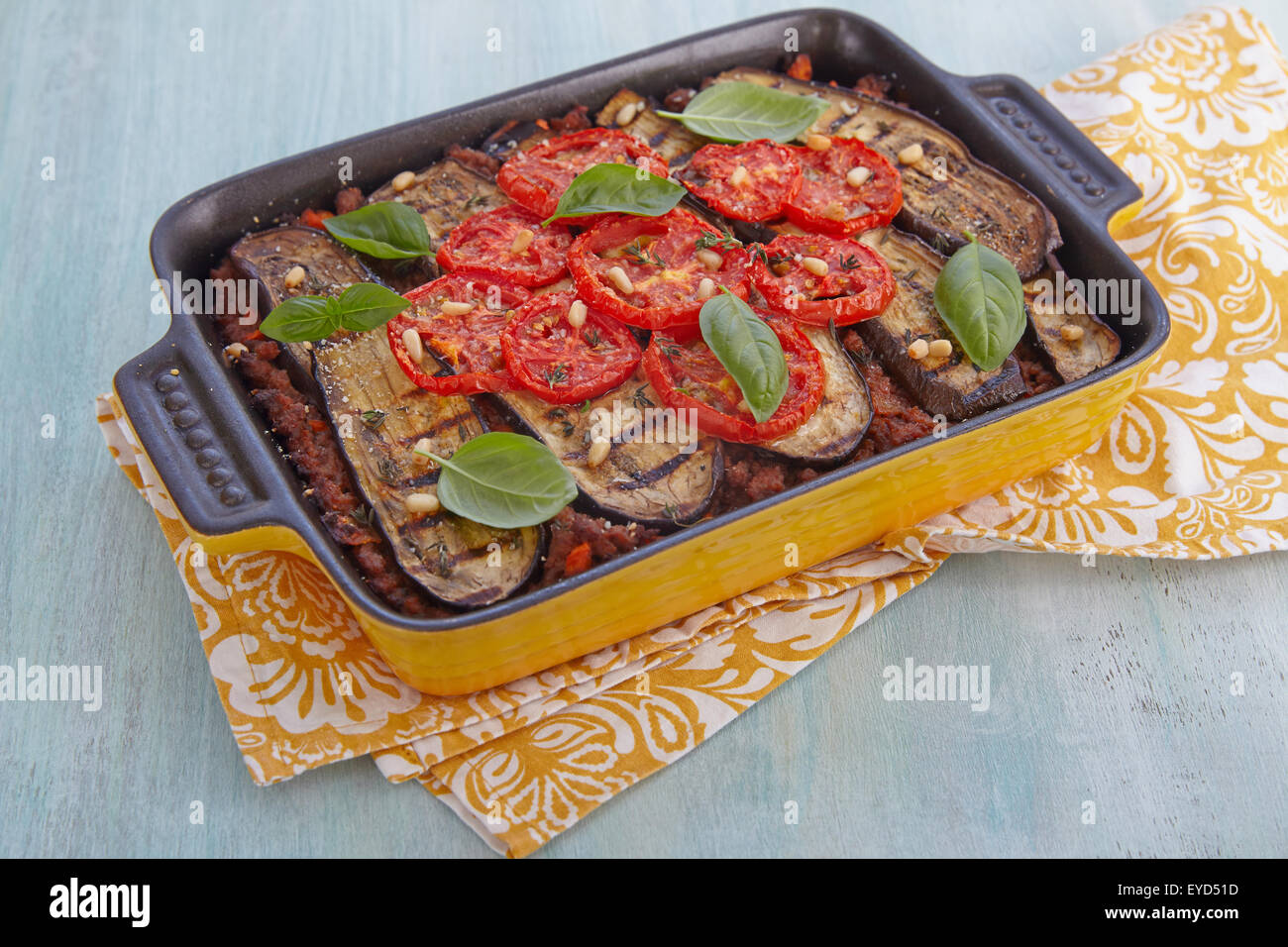 Gebackene-Gratin mit Hackfleisch und Auberginen Stockfoto