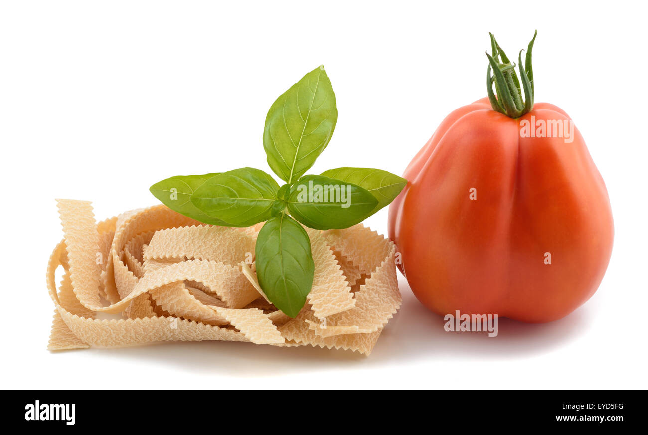 Pappardelle Tomate und Basilikum, isoliert auf weiss Stockfoto