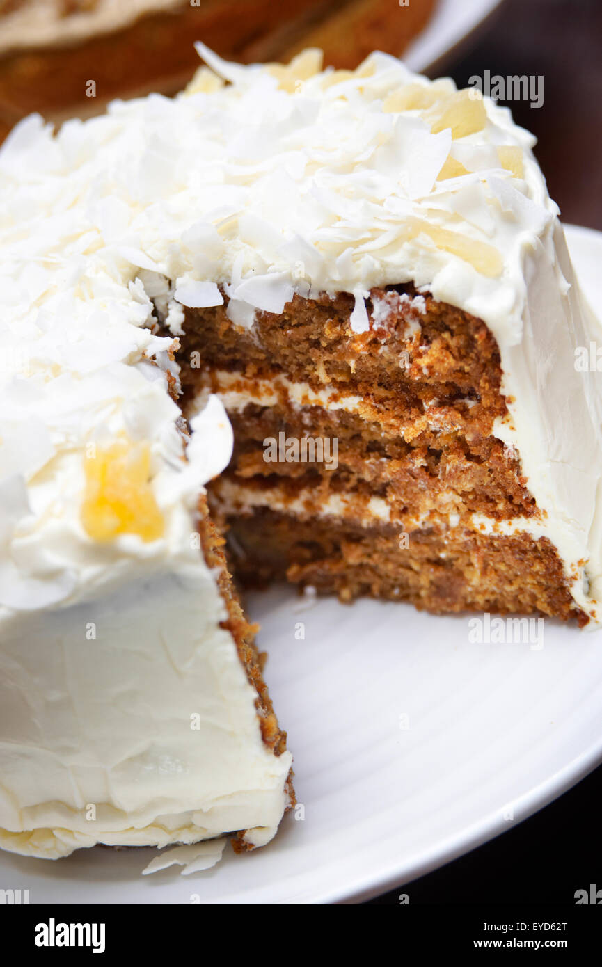 Angenehm mattiert/Eistee Karottenkuchen mit weißen Schokoladenflocken gekrönt. Stockfoto