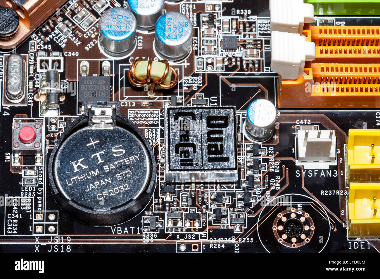 MSI Intel Home Computer motherboard Vertretungen Platine mit verschiedenen Komponenten einschließlich Transistoren, Dual CoreCell logo und Lithium Batterie. Stockfoto
