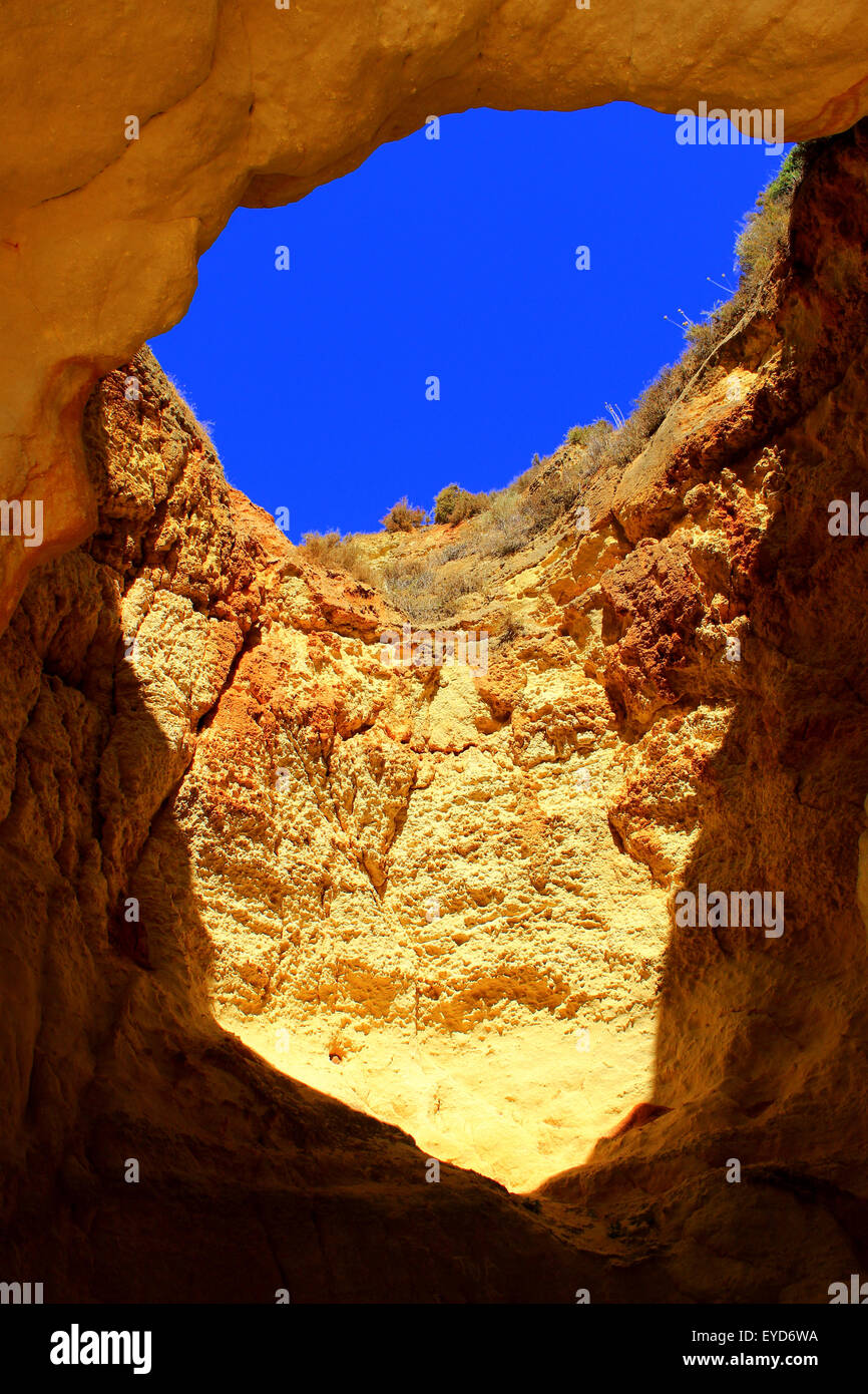 Versteckte Meereshöhle - Algarve Stockfoto