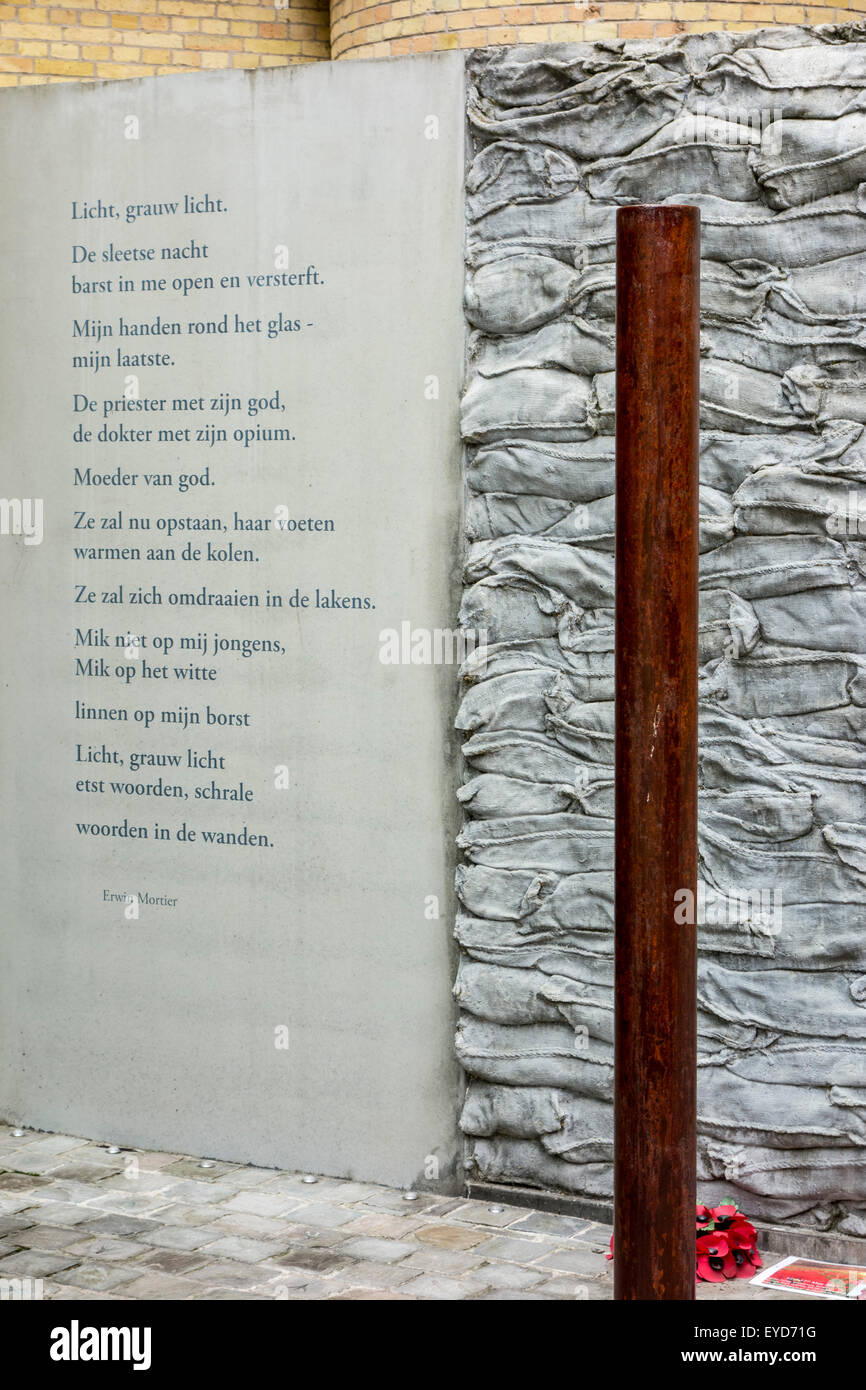 Ersten Weltkrieg Ausführung Pole und Gedicht von Erwin Mortier im Innenhof des Rathauses Poperinge, West-Flandern, Belgien Stockfoto