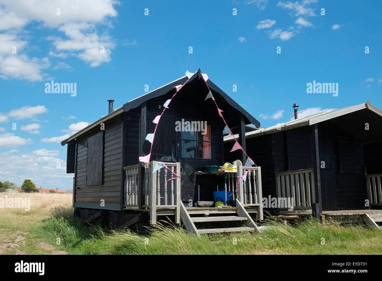 Eine traditionelle schwarze Strandhütte in Walberswick, Suffolk, England. Stockfoto