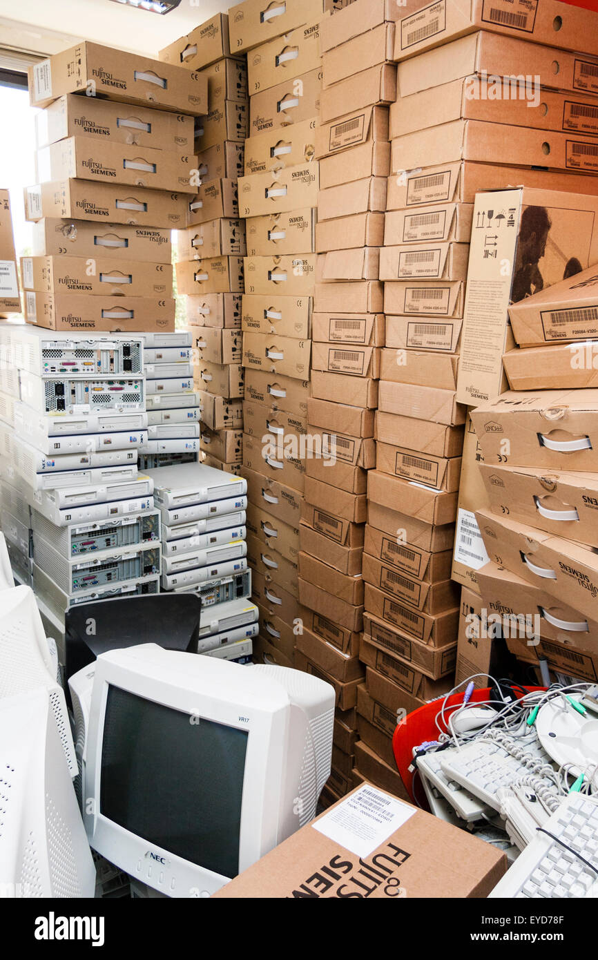 Raum voller ausrangierten EDV-Anlagen, Monitore, Unterschränke