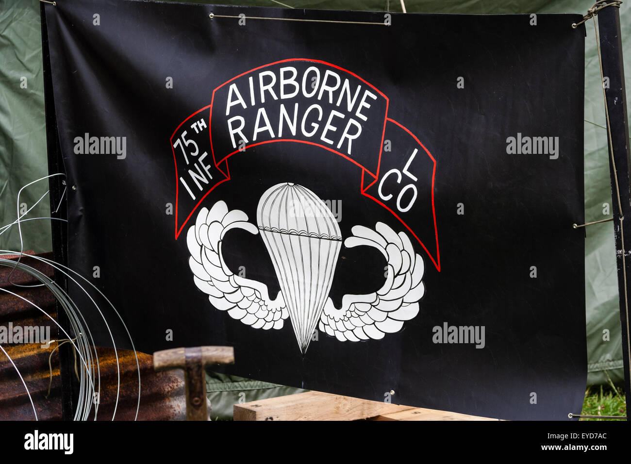 United States Army 75th Infanterie Airborne Ranger Regiment Wimpel. Schwarze Flagge mit Fallschirm Symbol und Name des Regiments. Stockfoto