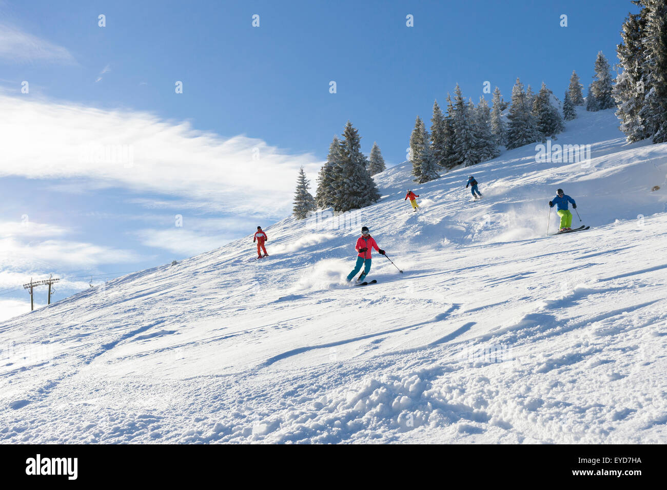 Skiurlaub, Gruppe von Skifahrern schnitzen bergab, Sudelfeld, Bayern, Deutschland Stockfoto